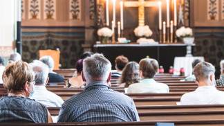 pessoas rezando na igreja