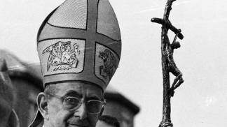 são paulo vi segurando férula papal com jesus na cruz