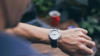 Braço de um homem mostrando relógio
