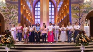 mulheres rezando o terço no altar central durante 12º terço das mulheres no santuario nacional-compressed