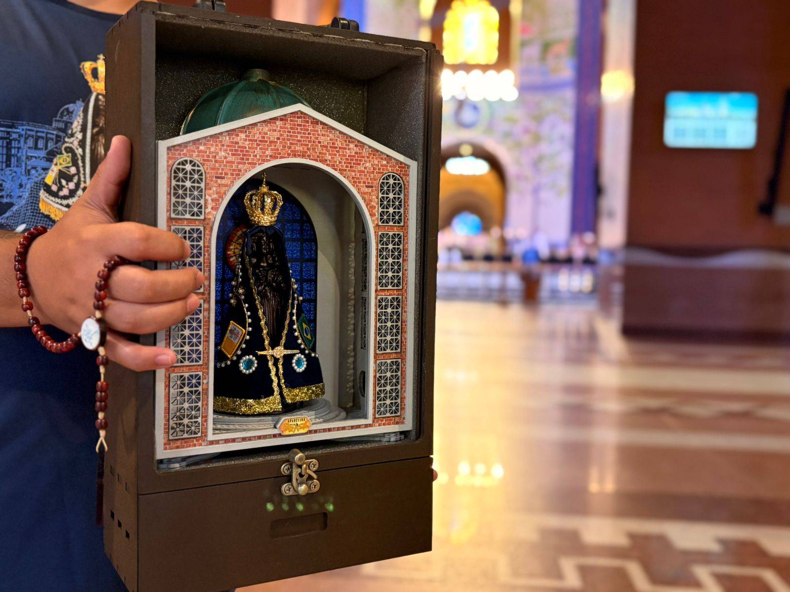 Aparecida pelo Brasil e os homens do terço