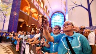 Homens do Terço no Altar Central da Basílica