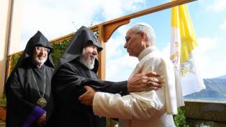 papa leão xiv se encontra com Karekin II em Castel Gandolfo