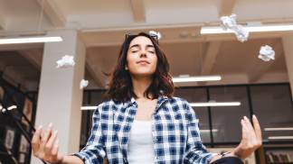 Mulher relaxando sem pressão