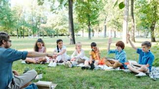 crianças ao ar livre aprendendo