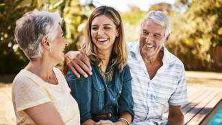 mulher adulta com seus pais sorrindo