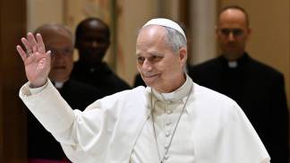 papa leao XIV acena aos fiéis em audiencia geral 2025