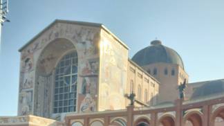 Família na fachada sul do santuário nacional