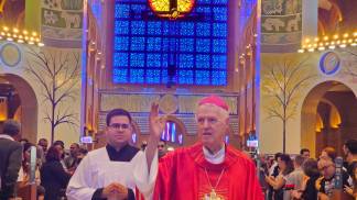 Dom Orlando acenando para os fiéis na procissão de entrada