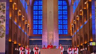 Dom Orlando no Altar Central celebrando a missa