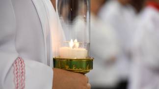 Mão segurando uma vela