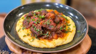 carne-de-panela-com-polenta-cremosa-sabor-de-vida_