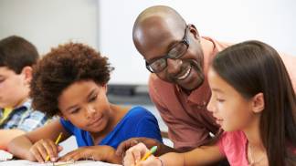 professor sorrindo com alunos crianças ensinando lição