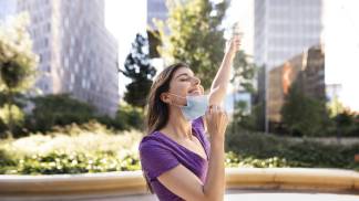 Mulher saudável e feliz com a imunidade em dia