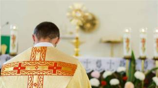 Padre rezando no Santissímo