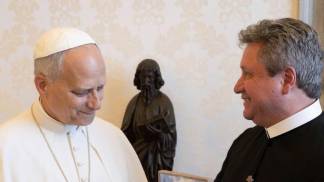 Papa Leão recebe Revista de Aparecida