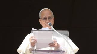 Papa Leão XIV rezando o Angelus