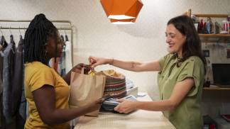 Mulher comprando em loja