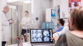 Mulher no consultório médico em uma consulta neurológica