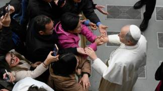 papa leao xiv cumprimenta mulher em audiencia geral 2026