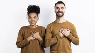 Homem e mulher com as mãos no coração