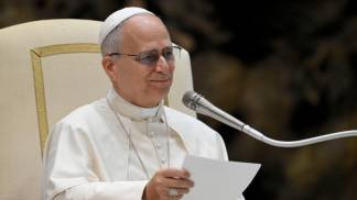 papa leao xiv discursa em audiencia geral lendo um papel em 2026