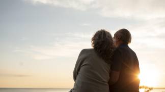 Casal admirando o por do sol