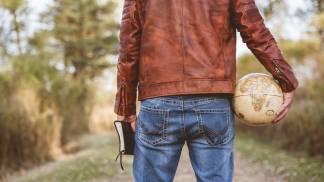 homem missionário segurando a bíblia e um mapa mundi nas mãos