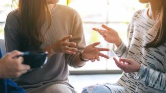 Pessoas conversando, aparecendo só s mãos