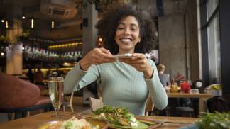 Mulher feliz com sua alimentação saudável