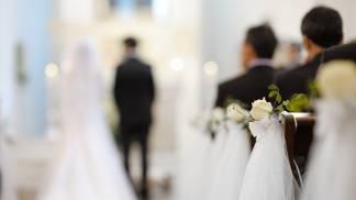 casal durante um casamento na igreja