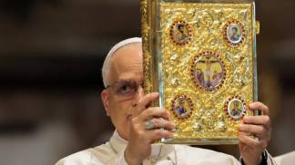 papa leão xiv ergue a biblia