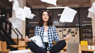 Mulher com a saúde mental em dia no ambiente de trabalho
