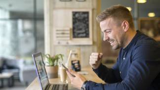 Homem feliz com seu empreendimento