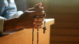 oração terço na igreja homem