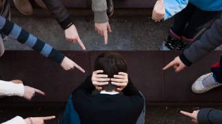 criança sofrendo bullying de várias crianças