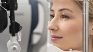 Mulher fazendo um exame de vista