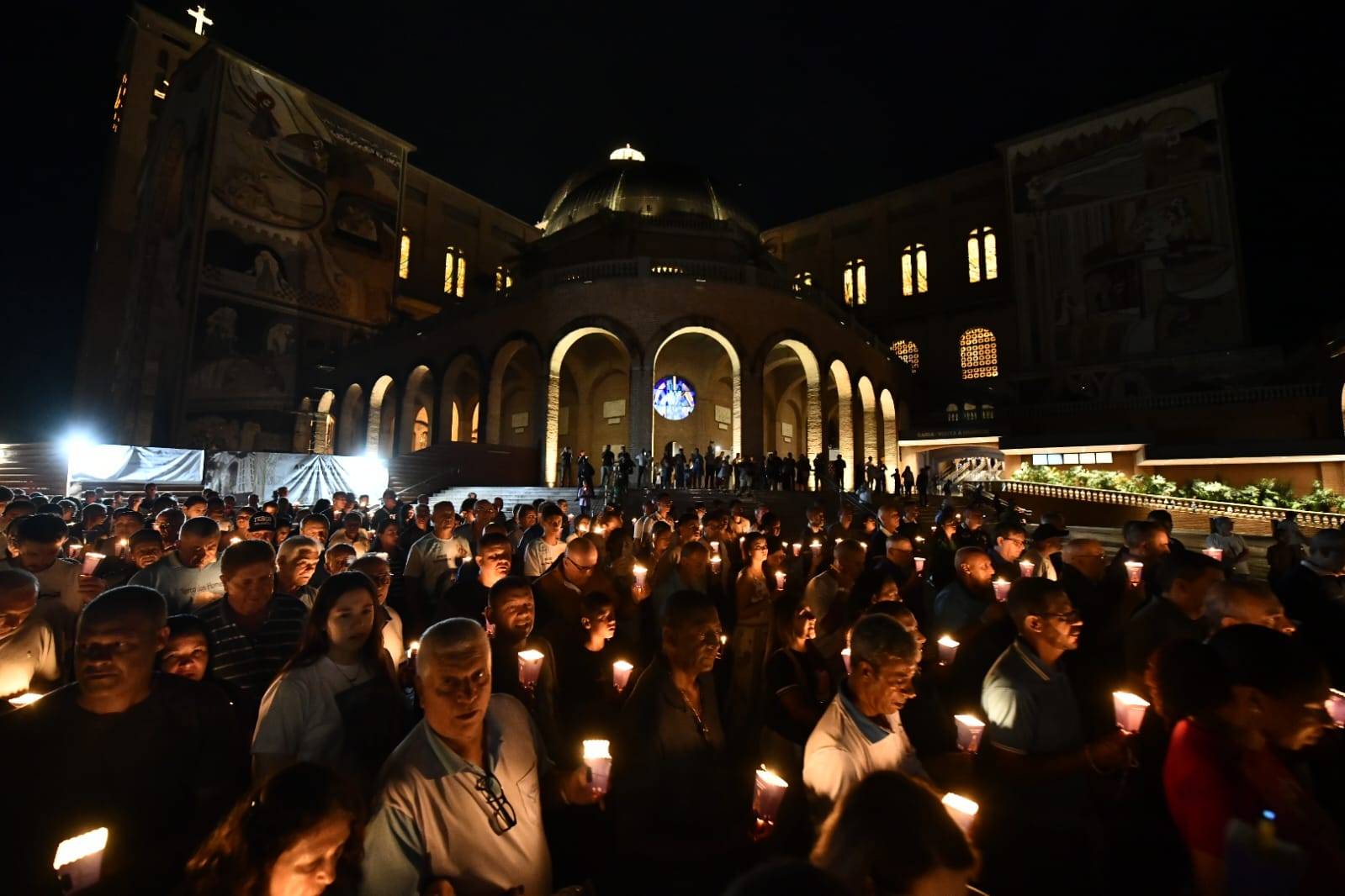 Procissão Luminosa encerra 1º dia do Terço dos Homens