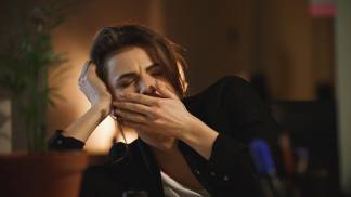 Mulher com sono no ambiente de trabalho