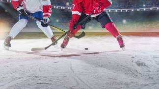 jogadores de hoquei no gelo disputando o disco