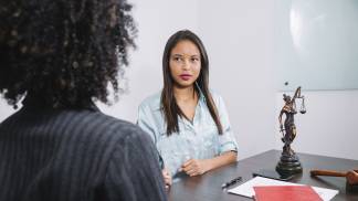 Mulher resolvendo problemas com o Juizado Especial