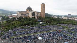 Pátio das Palmeiras cheio de pessoas no Terço dos Homens