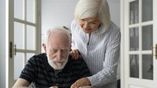 Idosa cuidando de outro idoso com Alzheimer