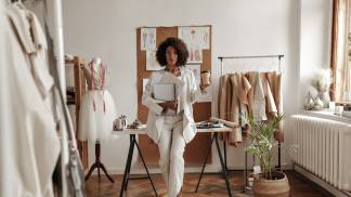 Mulher em um ateliê de moda