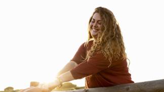 Mulher feliz se libertando do passado