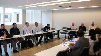 Membros da comissão de bioética da CNBB sentados participando de uma reunião