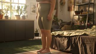 Mulher com lipedema em cima da balança conferindo seu peso