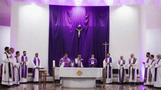 igreja com decoração da quaresma em missa