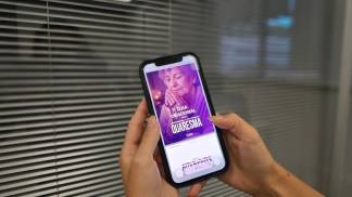 celular com o ebook oracional quaresma 