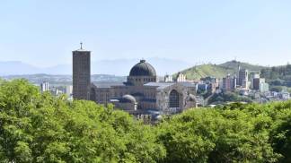 Santuário Nacional com árvores